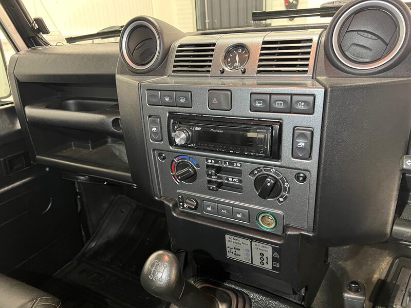 LAND ROVER DEFENDER