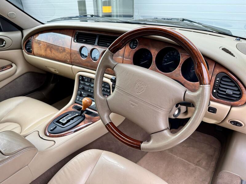 JAGUAR XK8