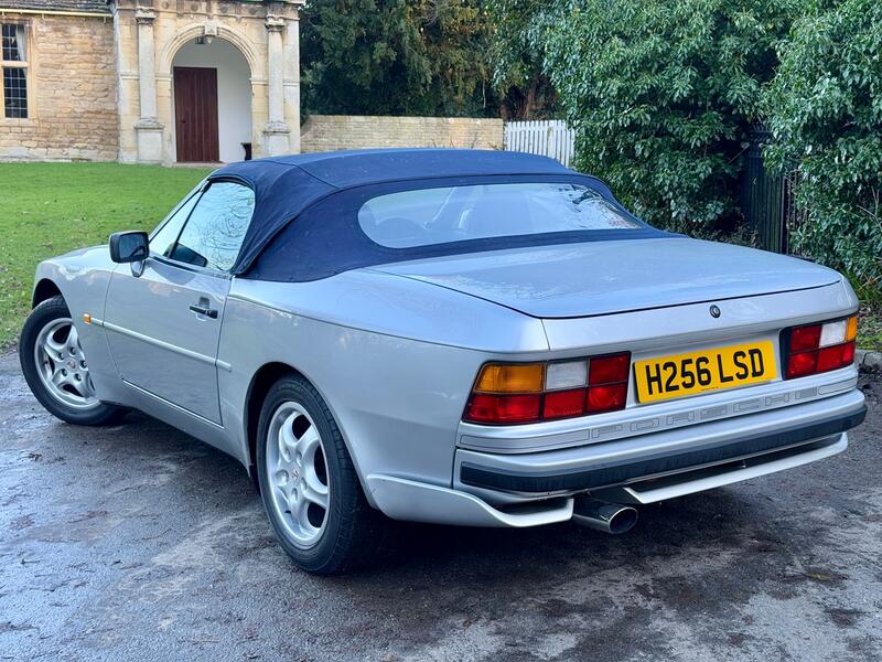 PORSCHE 944