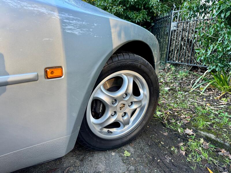 PORSCHE 944