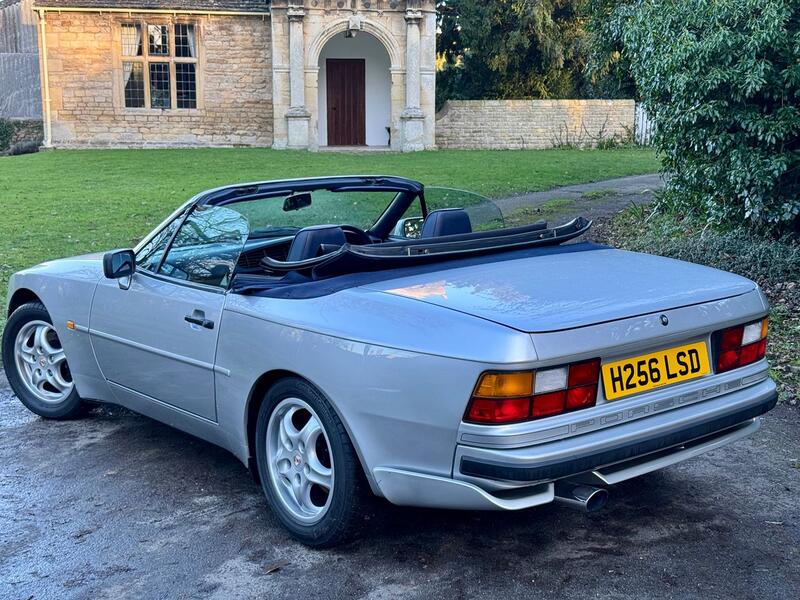 PORSCHE 944
