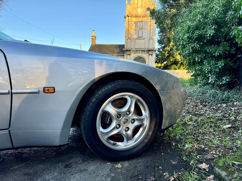 PORSCHE 944