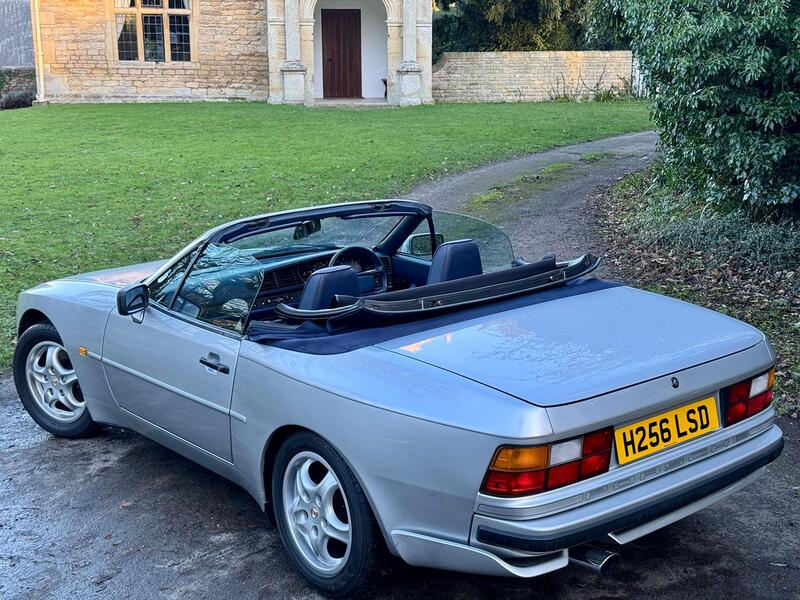 PORSCHE 944