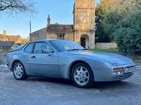 PORSCHE 944