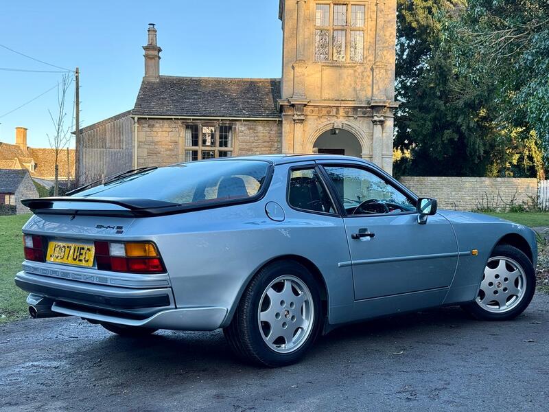 PORSCHE 944