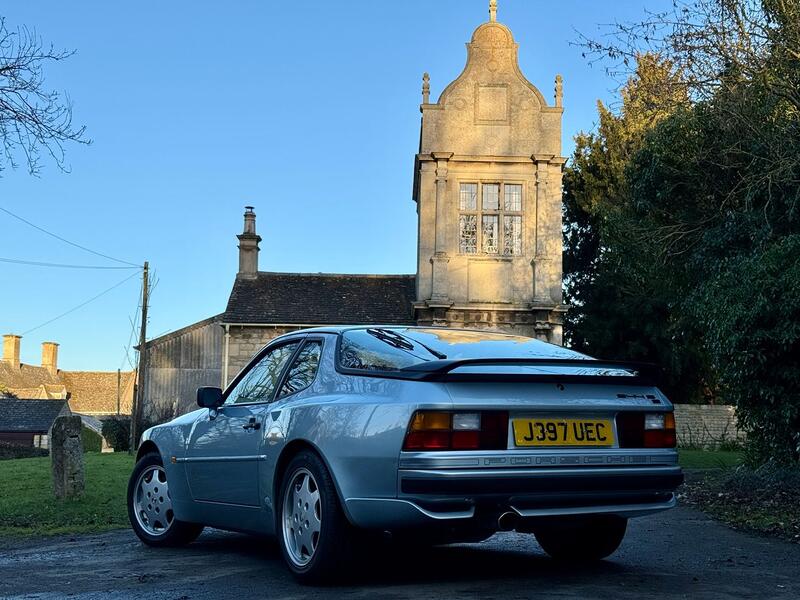 PORSCHE 944