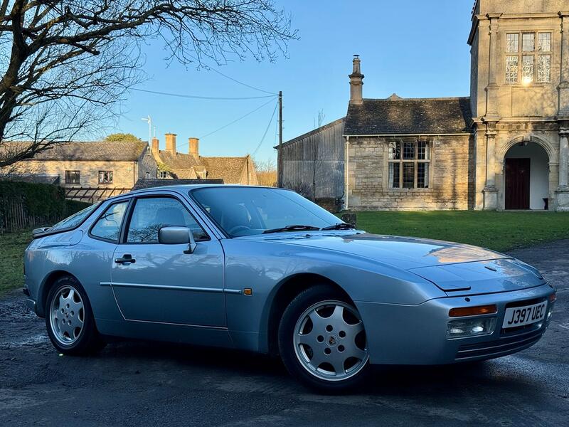 PORSCHE 944