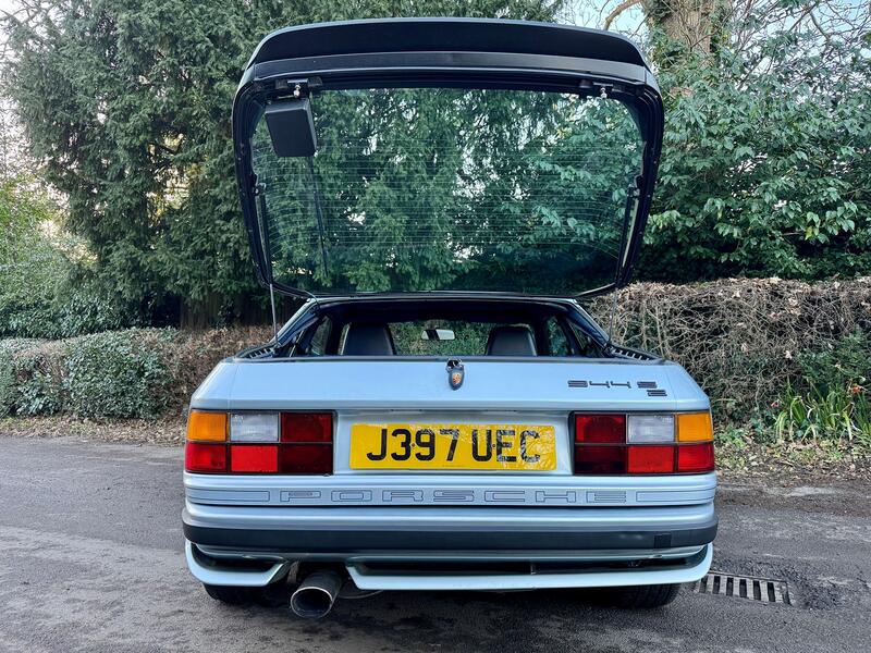 PORSCHE 944