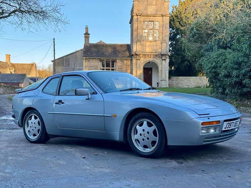 PORSCHE 944