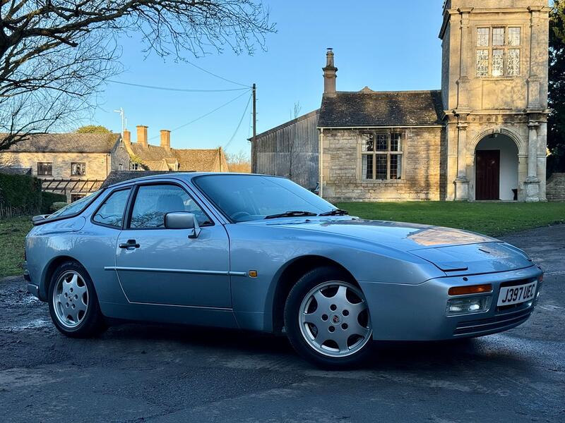PORSCHE 944