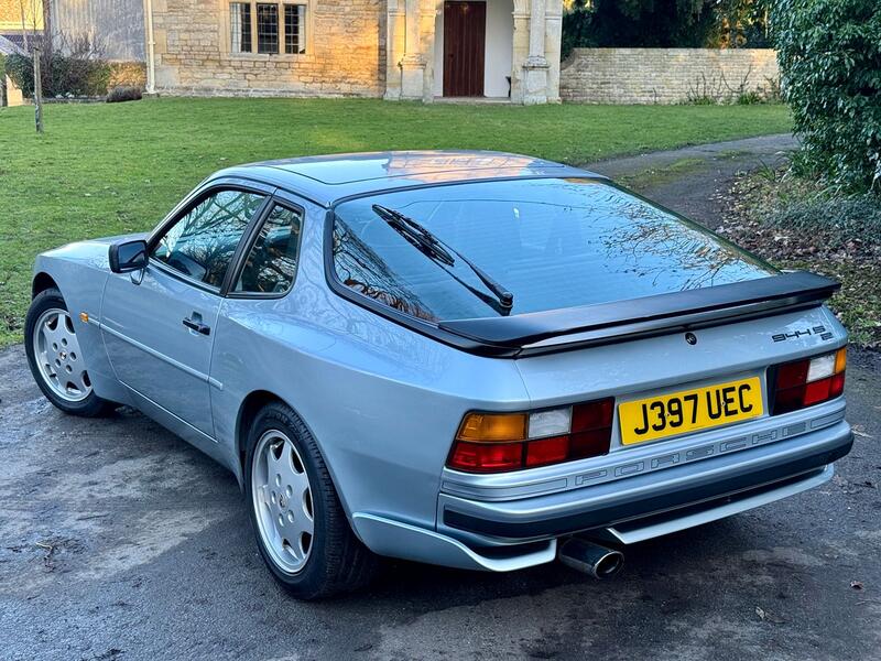 PORSCHE 944