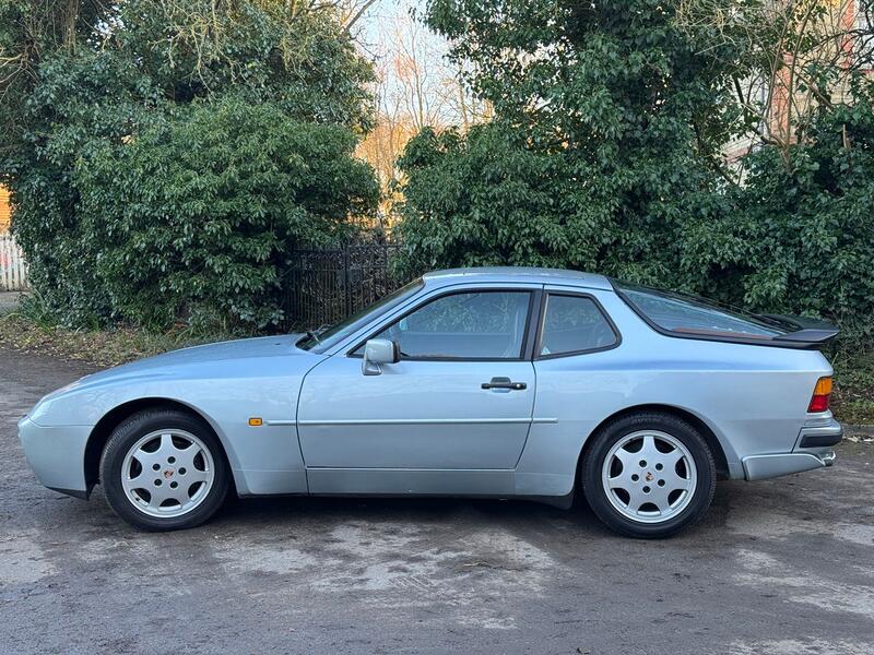 PORSCHE 944