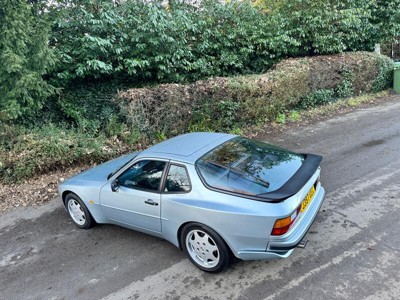 PORSCHE 944